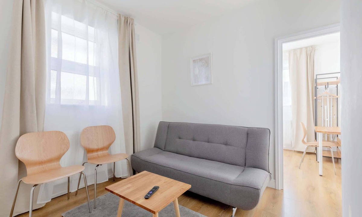 Custom House Apartment | Spacious 2BD Flat, Short Walk from ExCel London