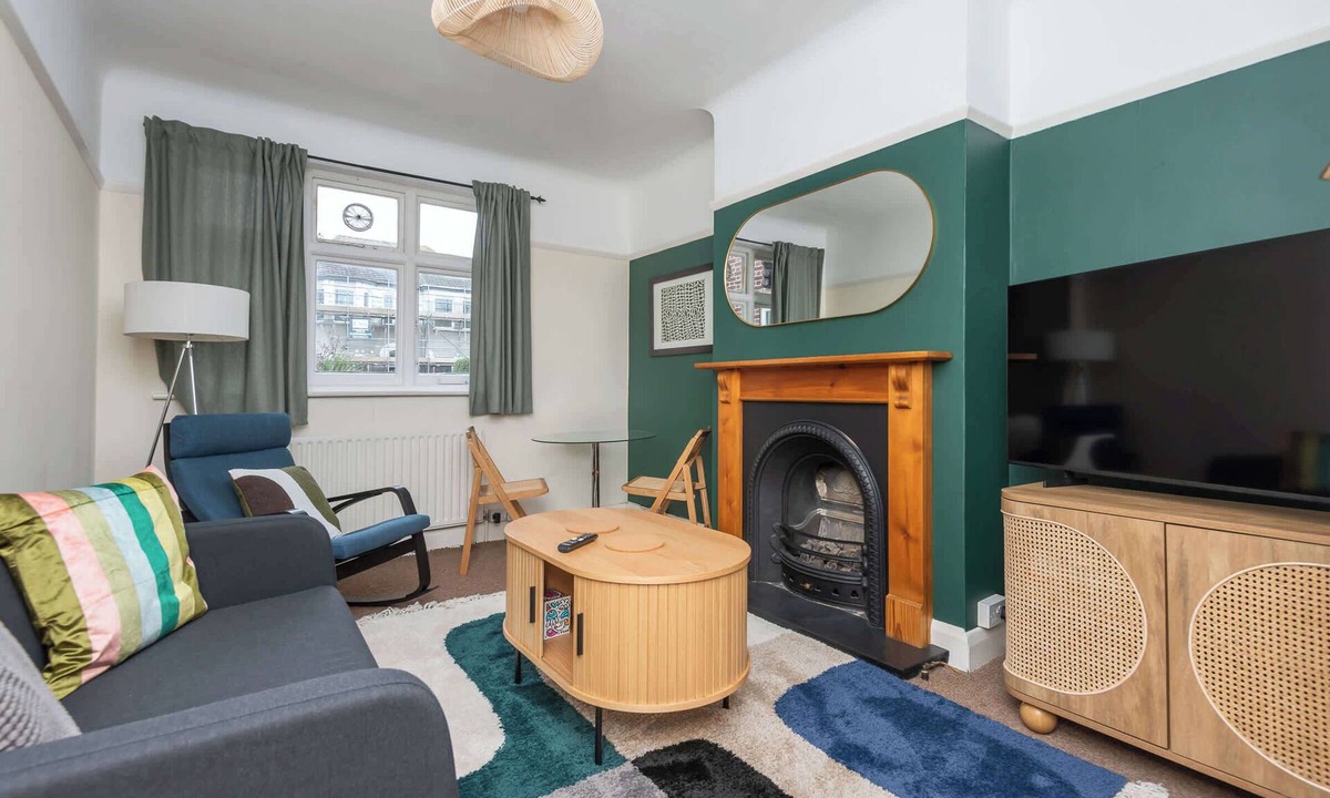 Abbey Apartment | Spacious 2BDR with Dedicated Work Area