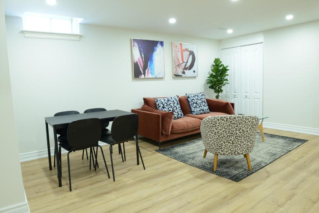 Richmond Hill Apartment | Spacious 2Bed-Room Free parking in central Richmond hill