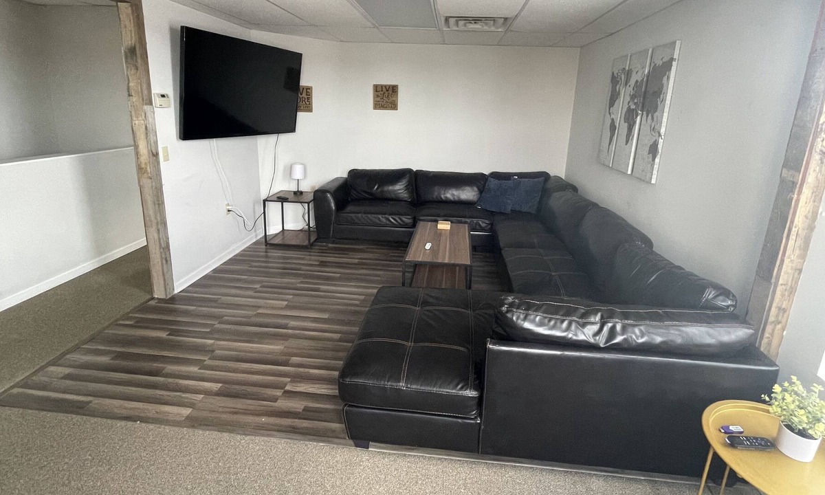 Huntington House | Spacious 2BR-1 Block from downtown