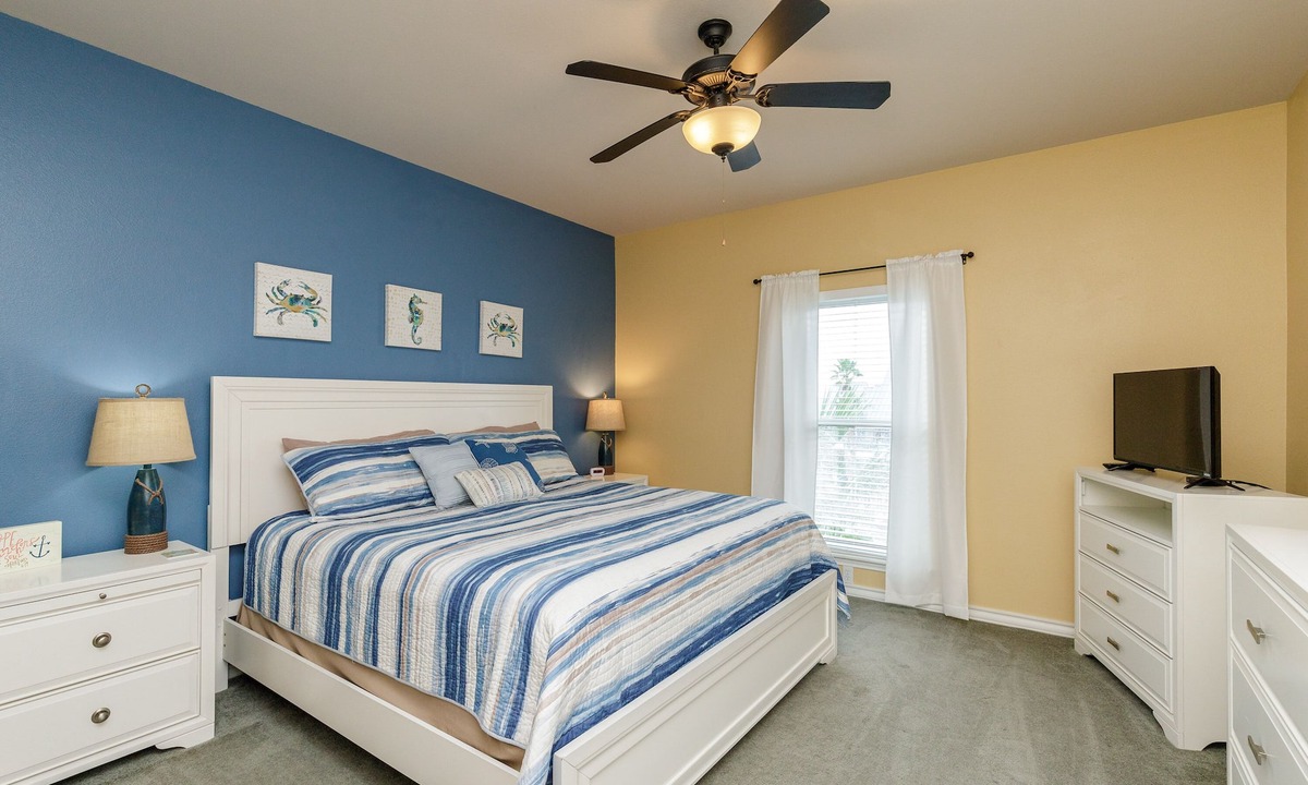 Corpus Christi Condo | Spacious 2br 2bath condo! On the canal with a boat lift!