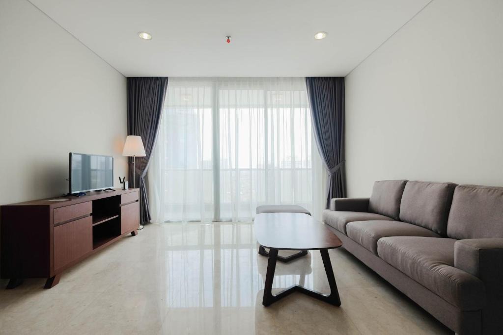 Karet Apartment | Spacious 2BR Apartment @ The Grove Suites By Travelio