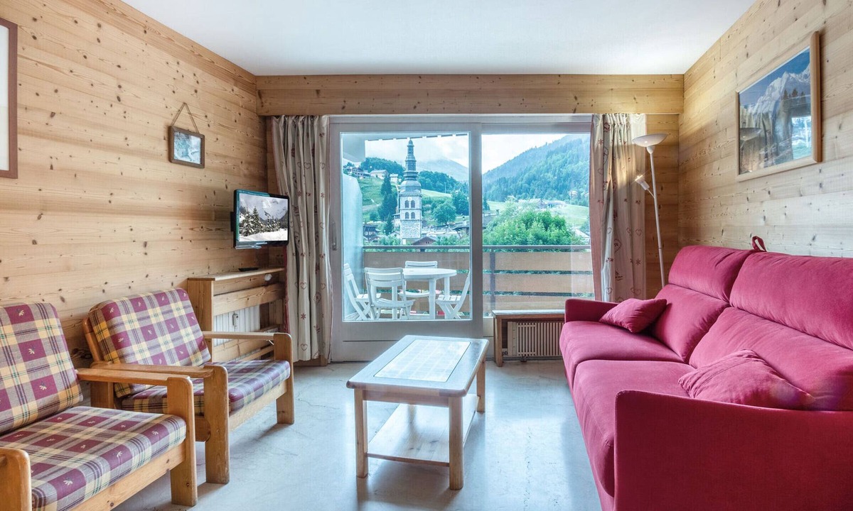 La Clusaz Apartment | Spacious 2BR, bright, near slopes and shops, elevator