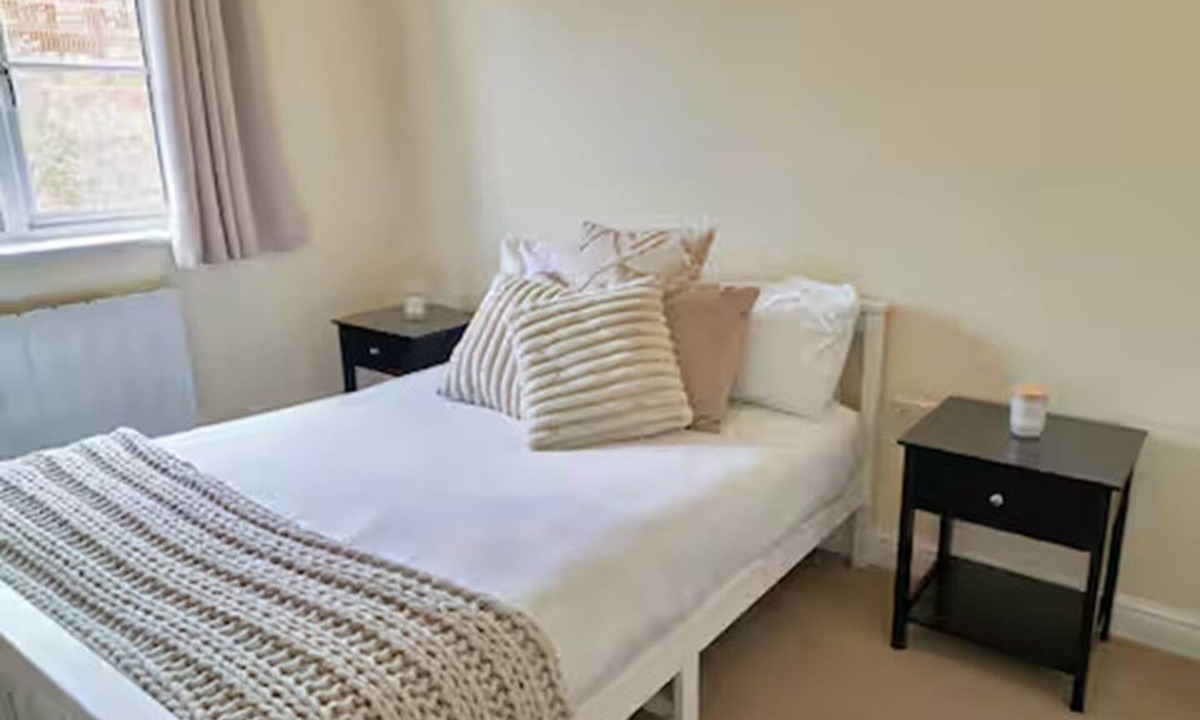 Iverley Apartment | Spacious 2BR Home with Parking & Wi-Fi, Wokingham