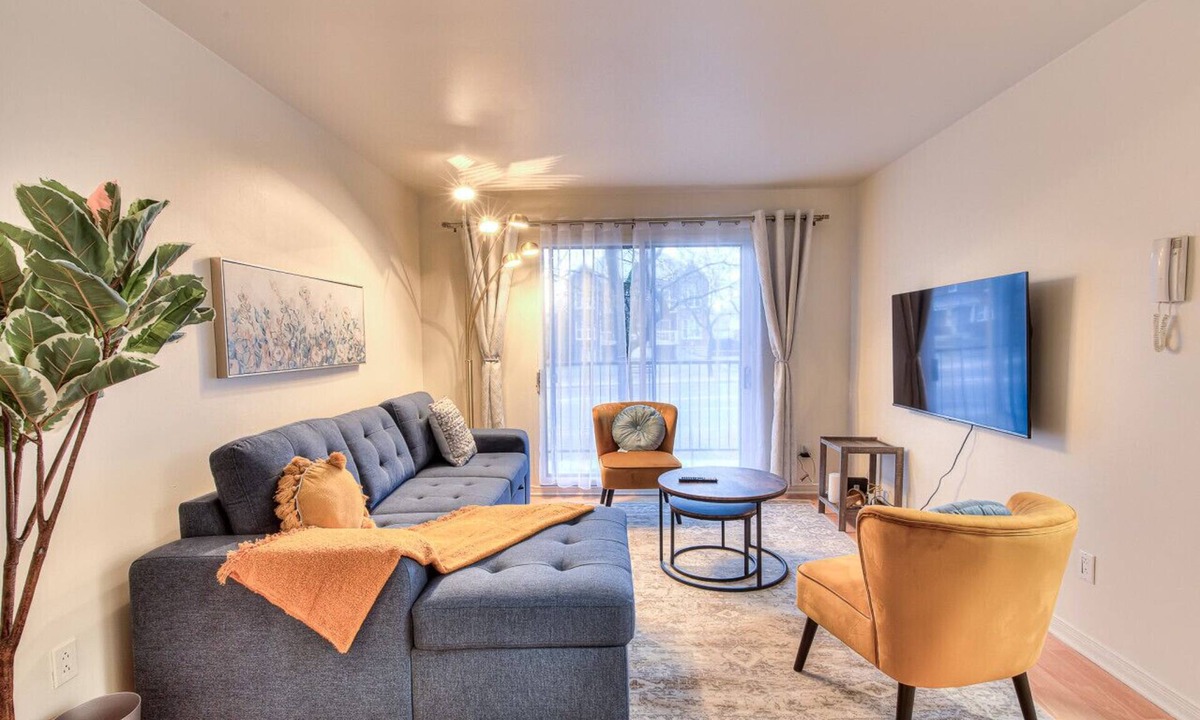 Pierrefonds-Roxboro Apartment | Spacious 2BR in MTL with included parking spot