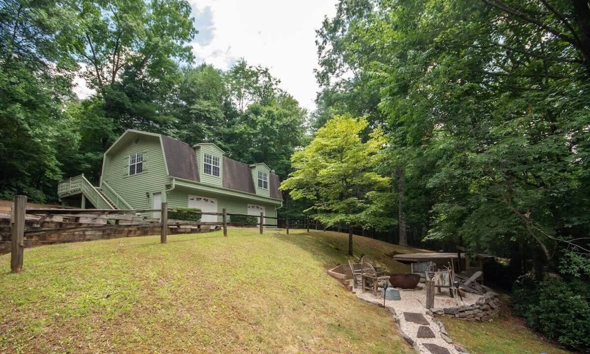Otto House | Spacious 2BR Retreat|Foosball, Kitchen|Superhost