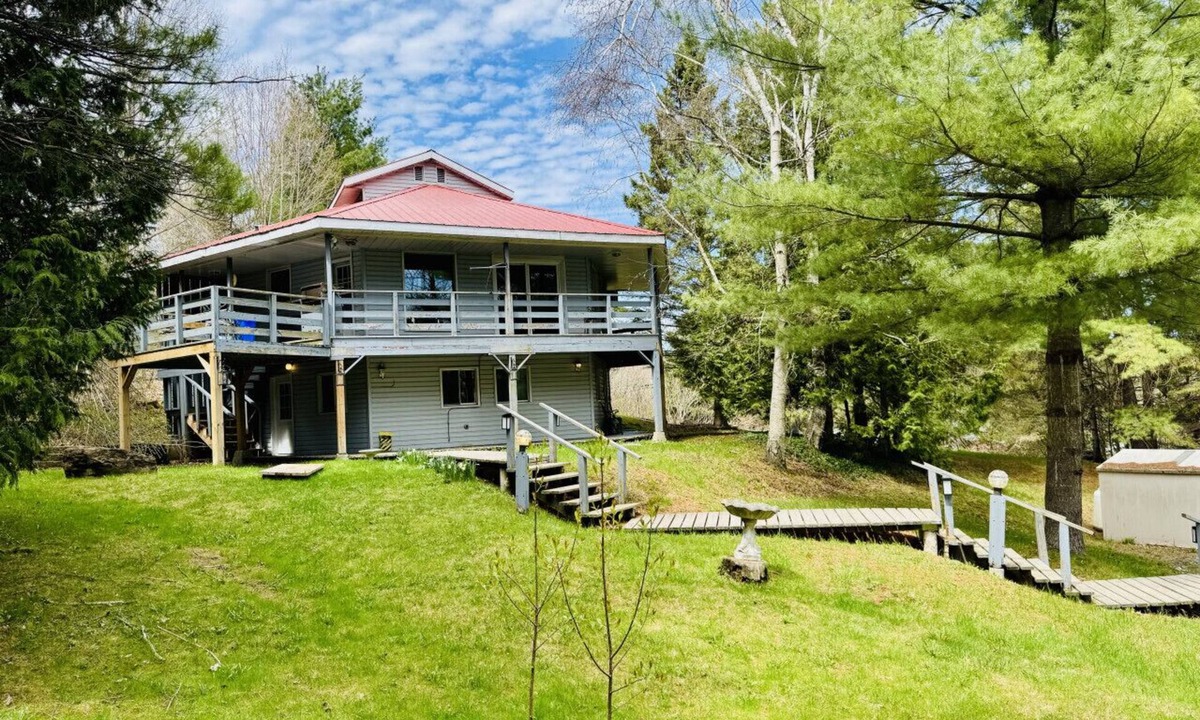 Brighton Cottage | Spacious 3+1 BR, 2 Bath Cottage with Fire Pit and Pool Table