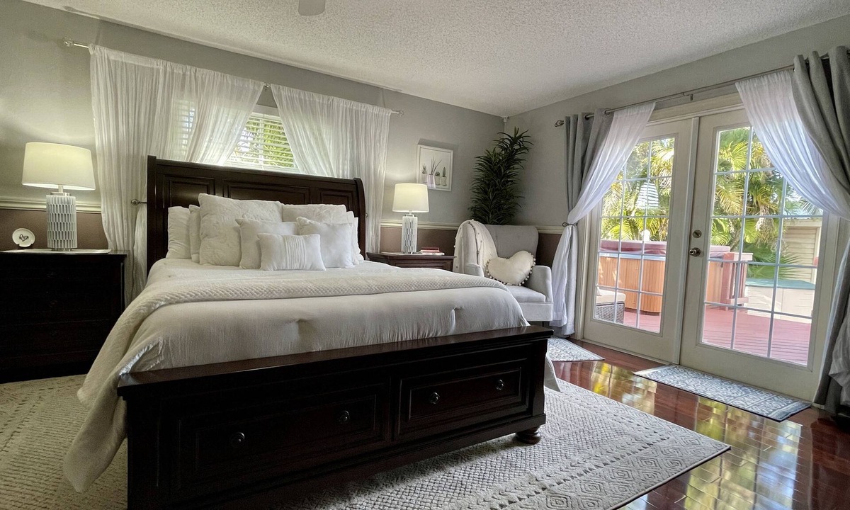 Southgate Apartment | Spacious 3/3 Apt w/Hot Tub/75in TV/Mac Computer