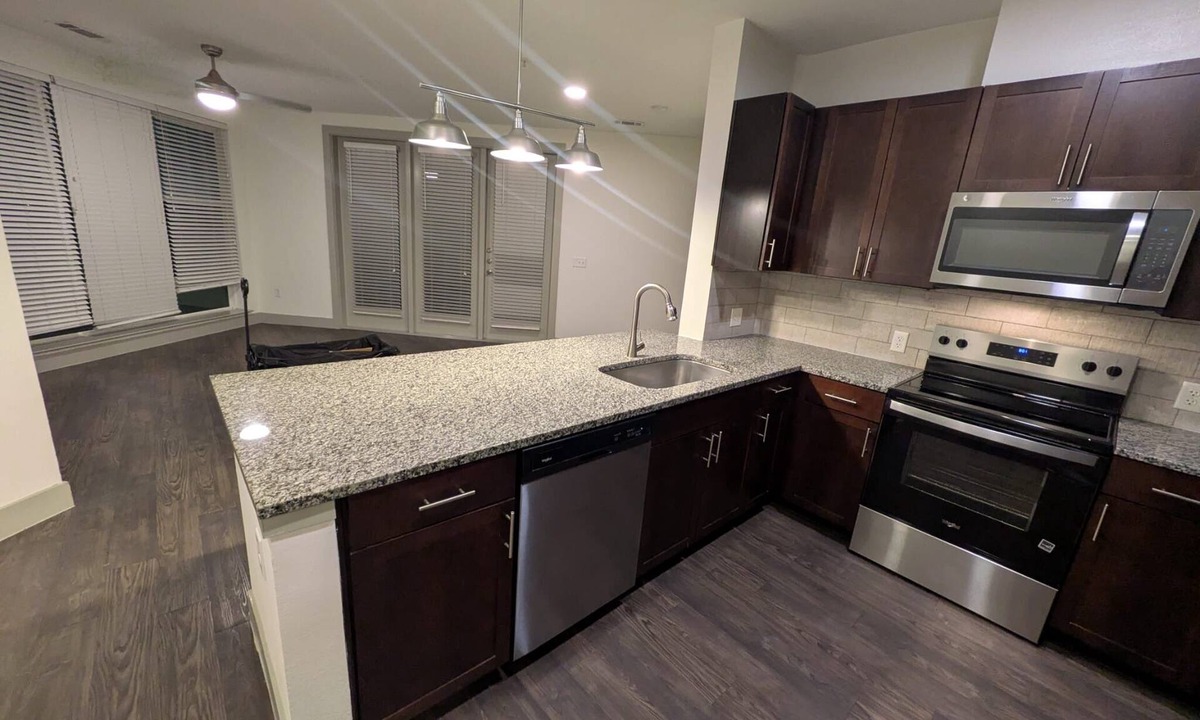 Addison Apartment | Spacious 3-bed 2-bath Apartment in Resort Style area