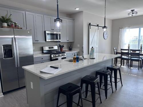Sycamore Apartment | Spacious 3 bed 2 bath with King Master in Sycamore