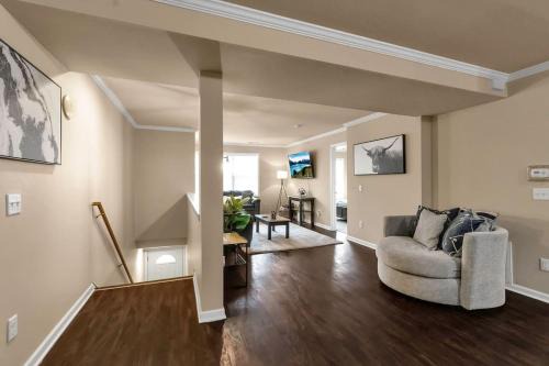 Amherst Apartment | Spacious 3 bed 3 bath apartment near airport UB