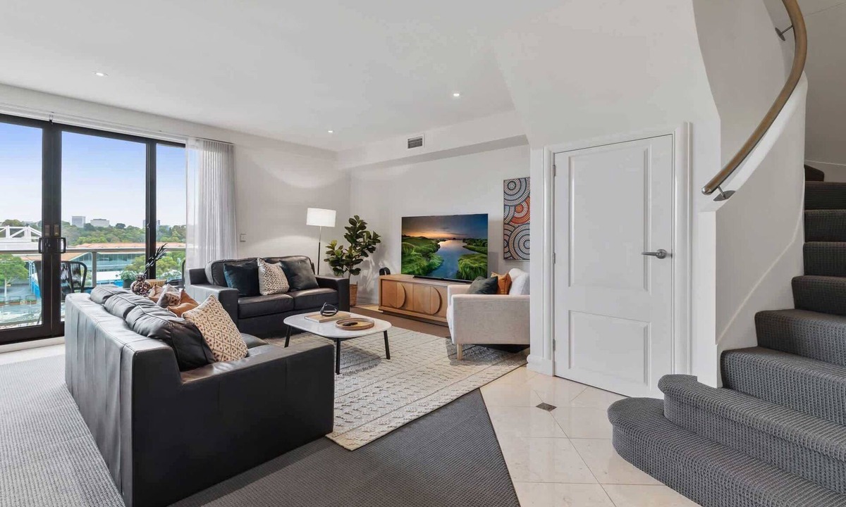 East Melbourne Apartment | Spacious 3-Bed Apartment by the MCG