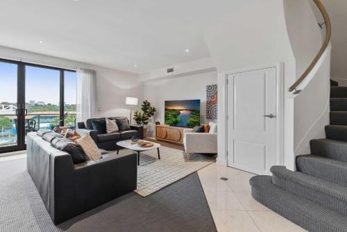 East Melbourne Apartment | Spacious 3-Bed Apartment by the MCG