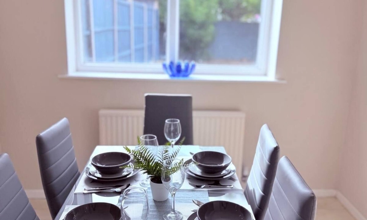 Barrow Gurney House | Spacious 3-Bed Contractor-Friendly Home – Bristol