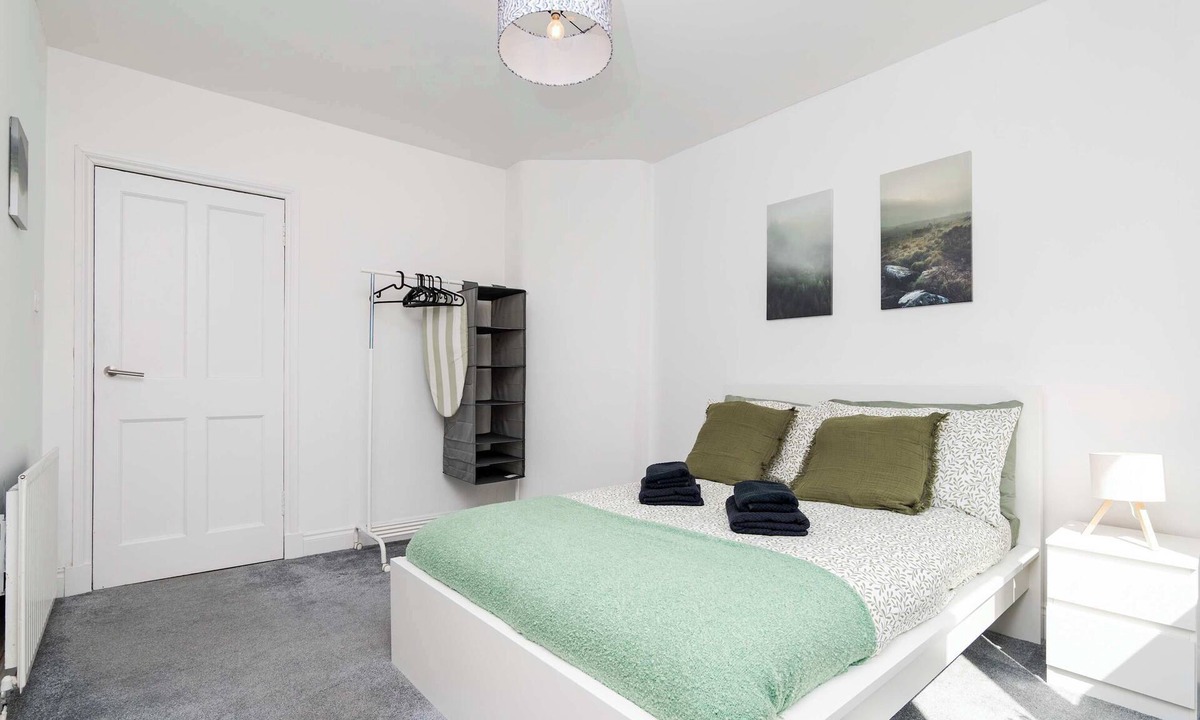 Bo'ness Apartment | Spacious 3 BED House with Parking-by Holiday Homes