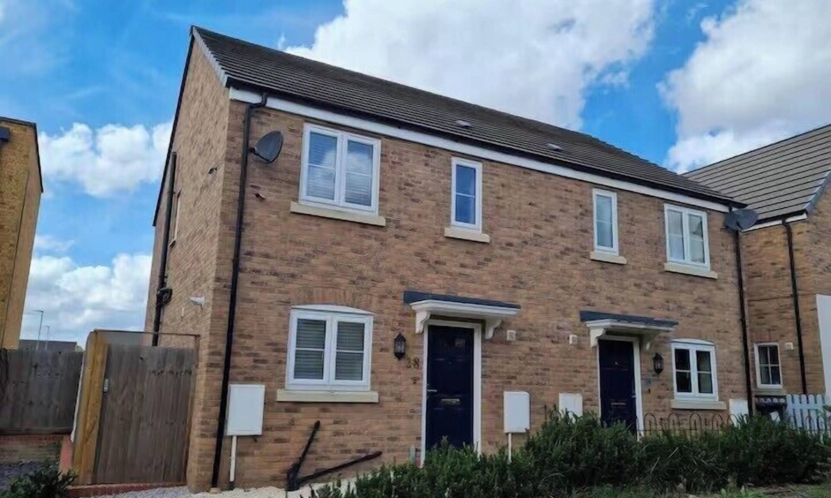 Peterborough House | Spacious 3-Bed House - Sleeps 8, Garden & Parking