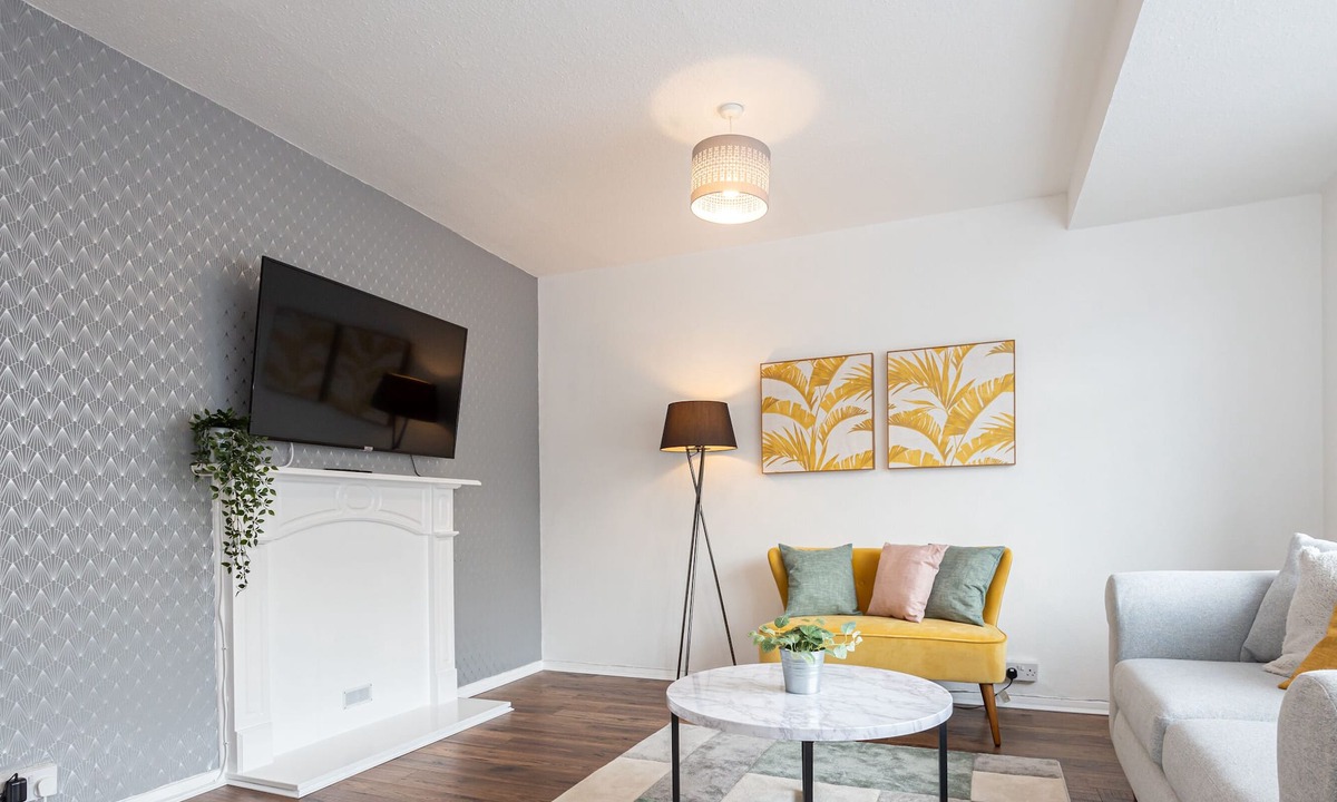 Broadheath House | Spacious 3-Bed Home with Driveway