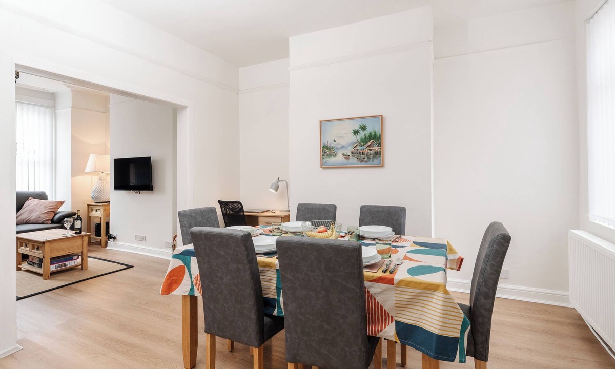 Bootle House | Spacious 3-Bed House Parking Sleeps 5