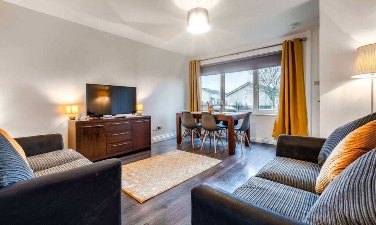 Shotts House | Spacious 3 bed house with on street parking