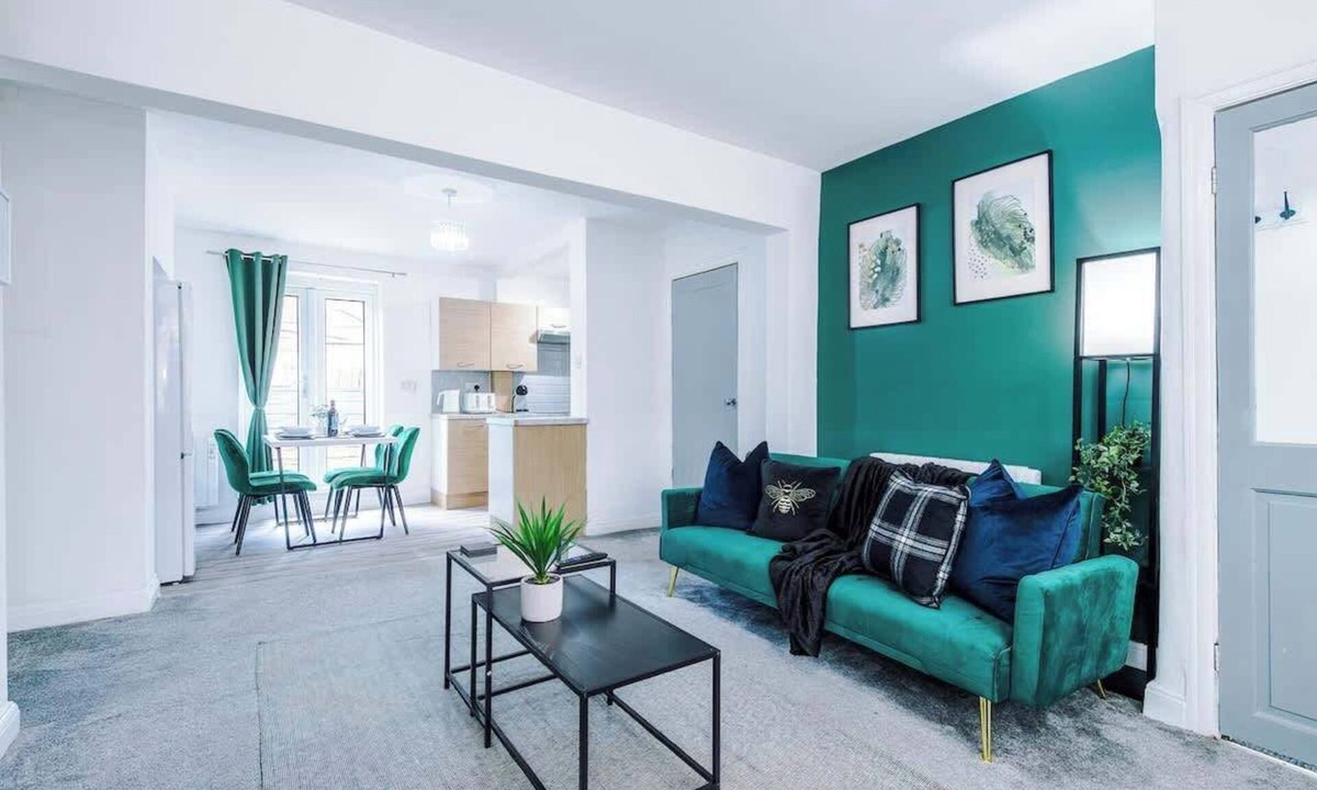 Clayton House | Spacious 3-Bed, Ideal for Long-Term, FREE Parking!
