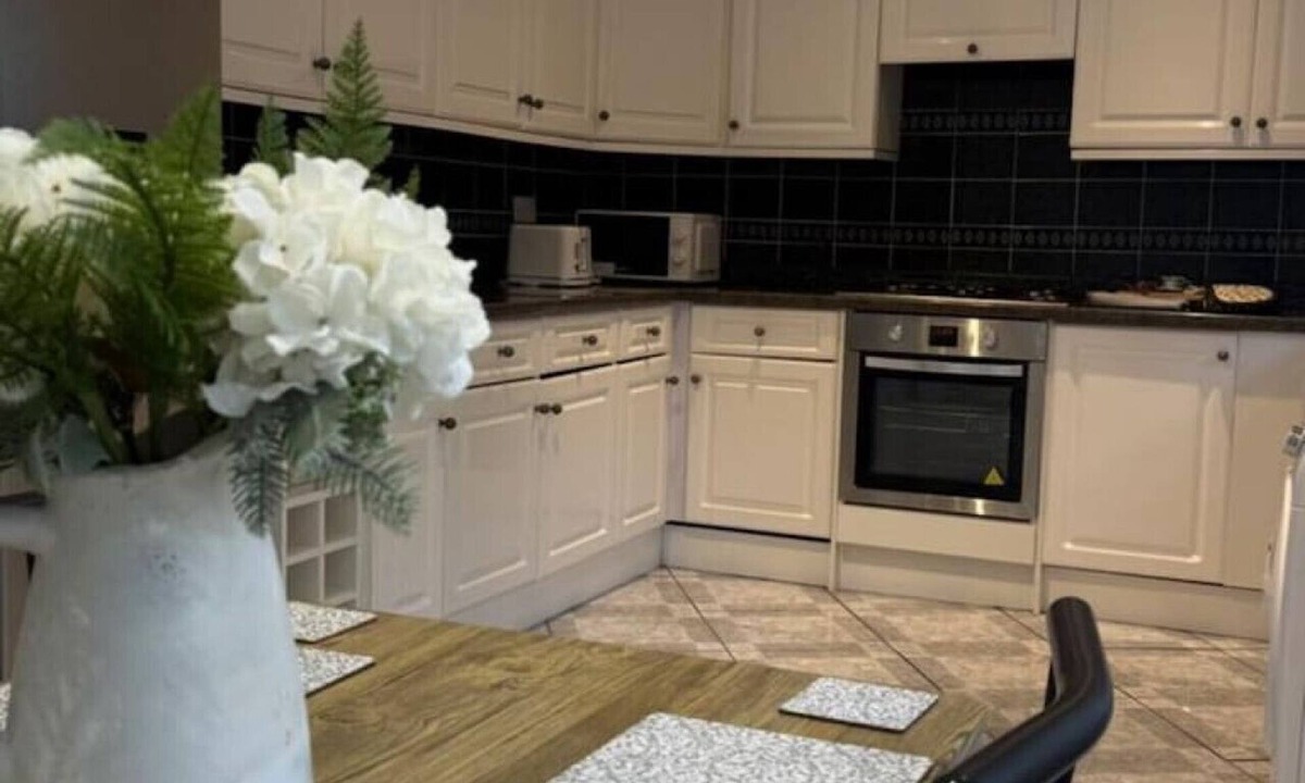 Horsham Apartment | Spacious 3 Bed In Central Horsham