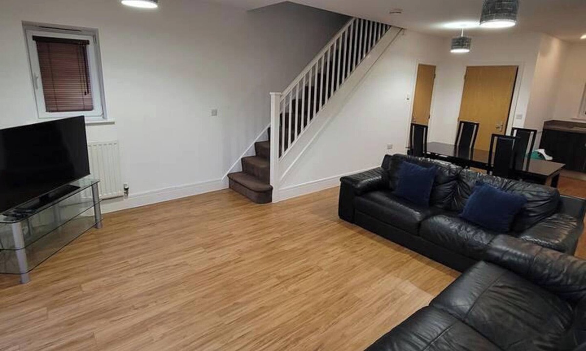 Fenny Stratford House | Spacious 3 bed, Sleeps 5 and free parking