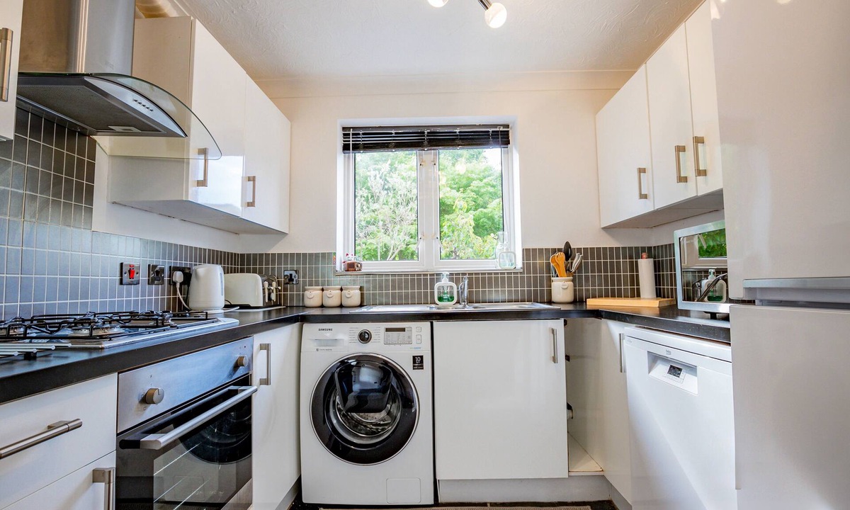 Worcester House | Spacious 3 Bedroom Home with Parking