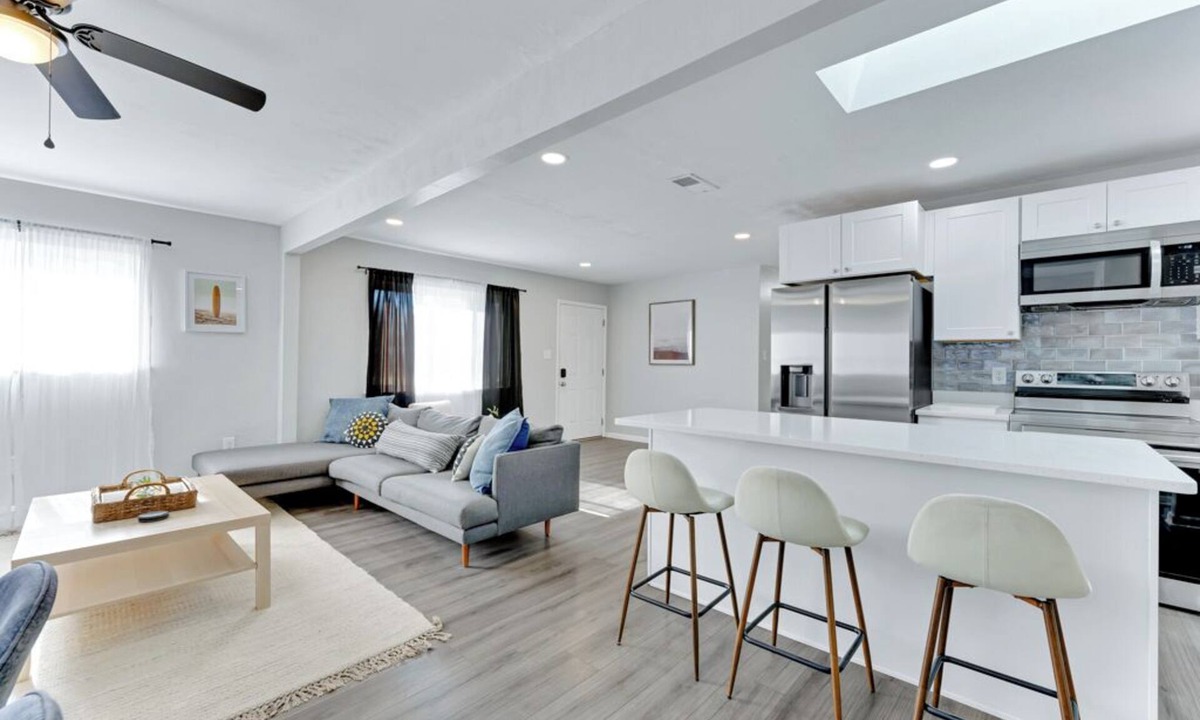 Northwest House | Spacious 3 Bedroom Virginia Beach Getaway – 30+ Night Stays