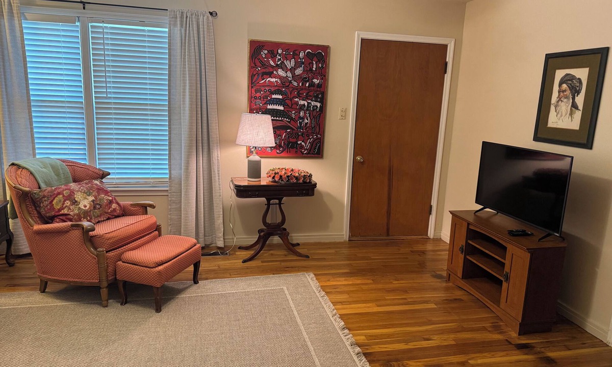 Lampasas House | Spacious 3 bedroom, 1.5 bath House. Wi-Fi, Roku TV, Fully stocked kitchen, etc!