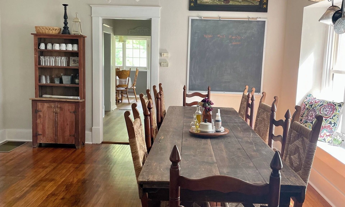 Brookfield House | Spacious 3 bedroom, 2 bathroom Home!