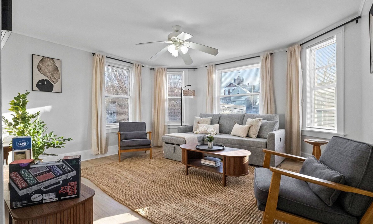 Winter Hill Apartment | Spacious 3-bedroom 2bath apartment in Somerville