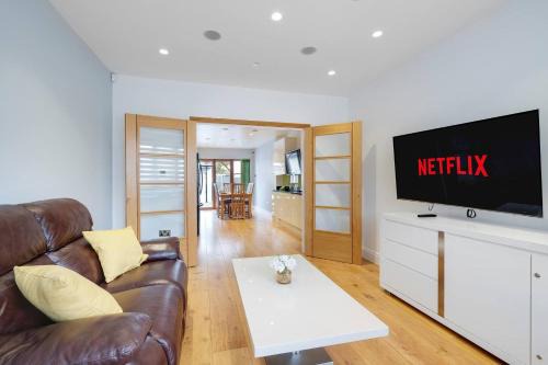 Enfield House | Spacious 3 bedroom, 3 bathroom house