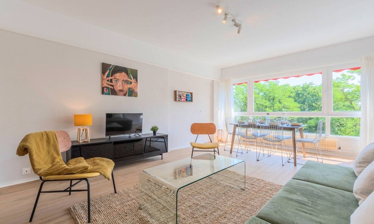 Lambersart Apartment | Spacious 3 bedroom apartment & private parking!