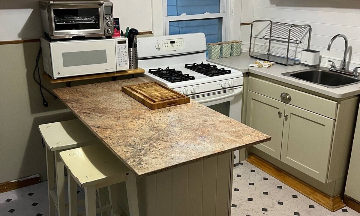 Syracuse Apartment | Spacious 3-bedroom apartment with WiFi, AC in Syracuse