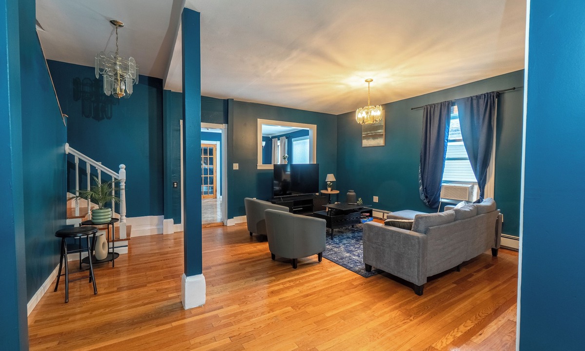 Everett Apartment | Spacious 3-bedroom apartment in enchanting Everett with WiFi, AC