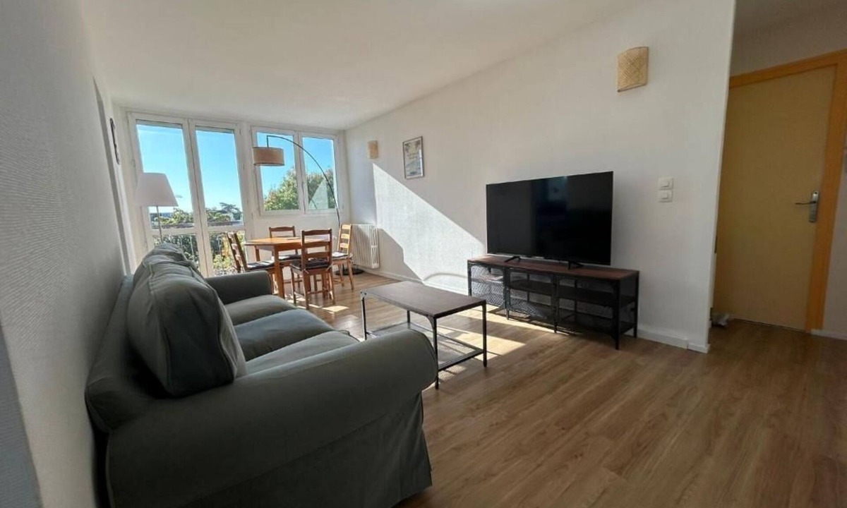Tours Apartment | Spacious 3-bedroom apartment in Tours Nord near the tramway