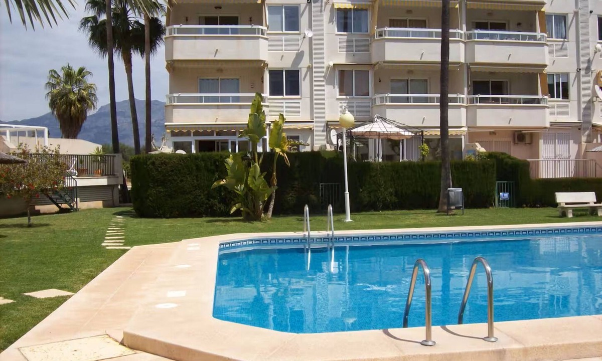 El Albir Apartment | Spacious 3-bedroom apartment with Indoor and outdoor swimming pool.