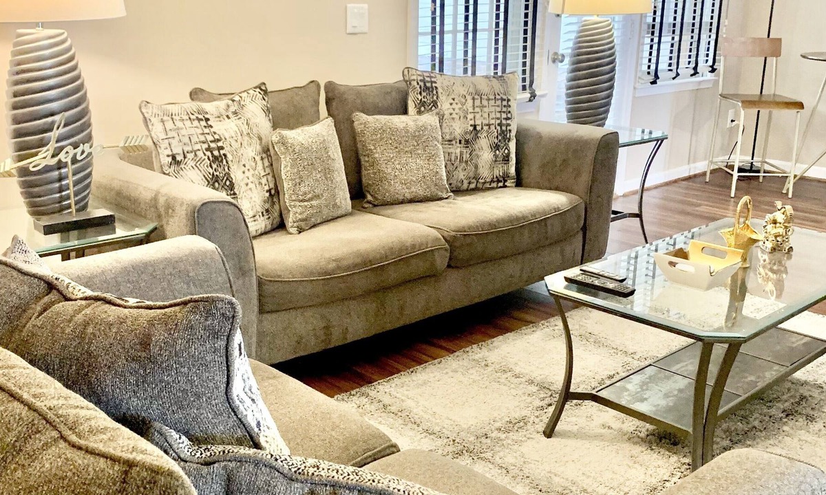 Greensboro House | SPACIOUS 3 bedroom Family Townhome Getaway