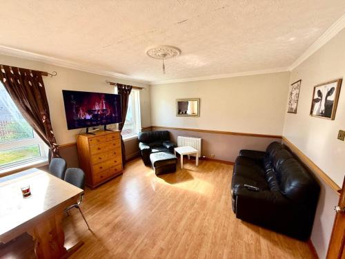 Liberton Apartment | Spacious 3 Bedroom Flat