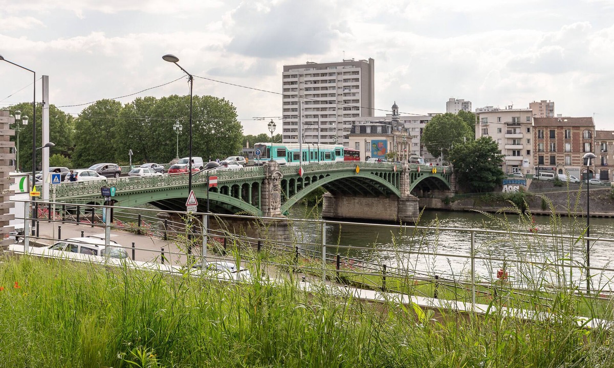 Saint-Denis Apartment | Spacious 3 bedroom with balcony/Ile Saint Denis