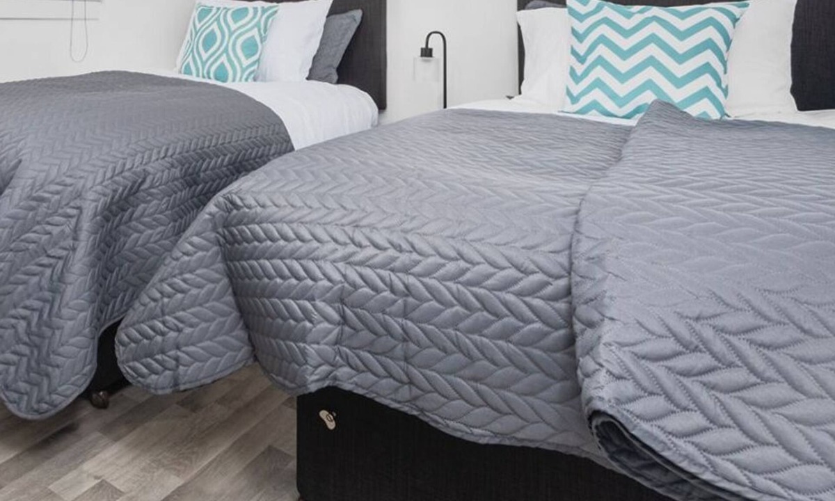 Coatbridge Apartment | Spacious 3 bedroom maisonette property with pool table.