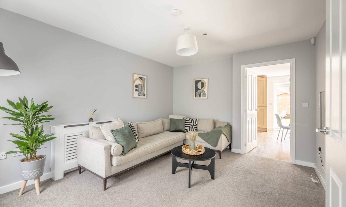 Slough House | Spacious 3-Bedroom Home in Berkshire