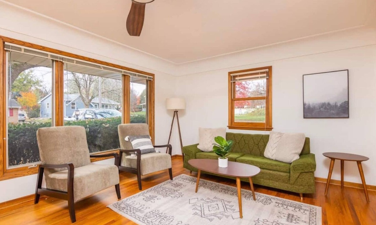 Urbandale House | Spacious 3 Bedroom Home with Foosball