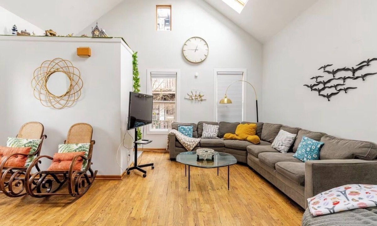 East Village House | Spacious 3-bedroom house in beautiful Chicago with AC