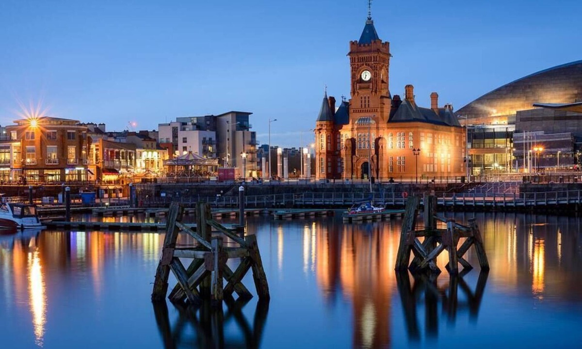 Penarth House | Spacious 3 bedroom Penarth home, garden & parking