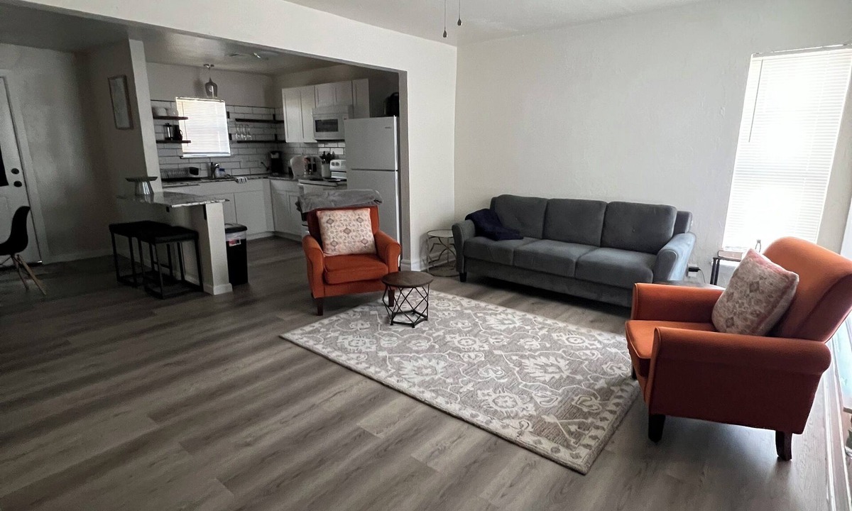 Lawton House | Spacious 3-Bedroom Retreat -Perfect for Family and Groups