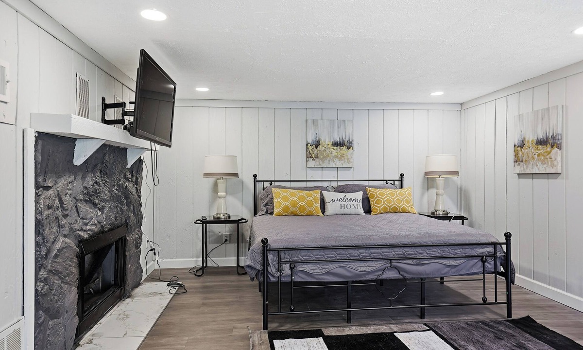 Belleville Apartment | Spacious 3-bedroom Townhouse in tranquil Belleville