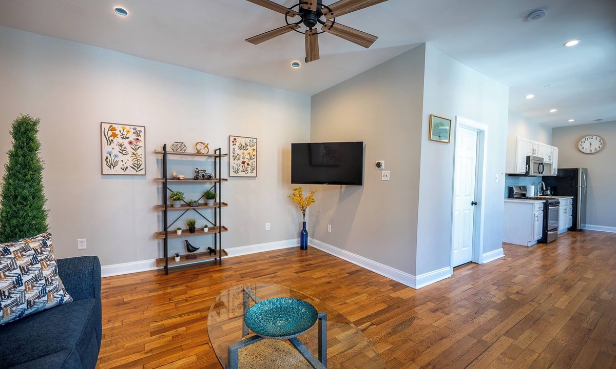 Fairmount Apartment | Spacious 3 Bedroom+Private Parking-Prime Location