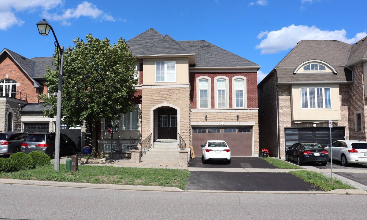 Ajax Apartment | Spacious 3 Bedroom walkout Basement Apartment