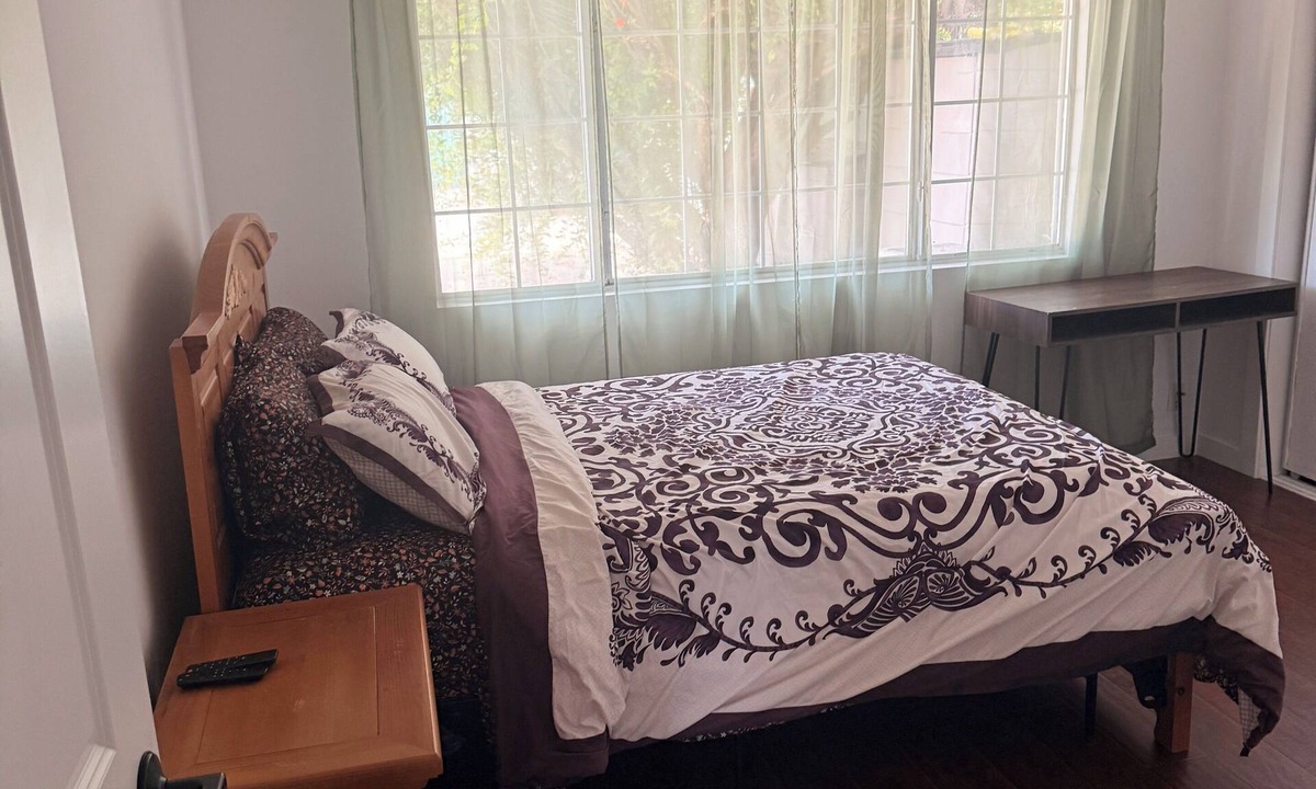 Winnetka House | Spacious 3 Bedrooms Los Angeles Home ♥ Queen Beds ♥ AC ♥ Washer/Dryer